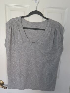 LOFT Gray Heathered V-Neck Short Sleeve Tee